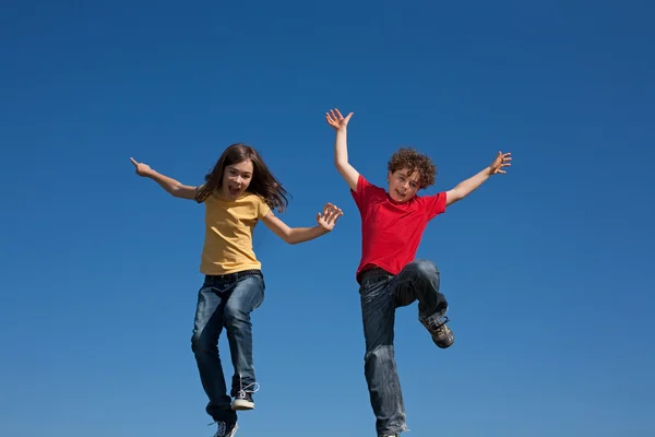 Chica y niño saltando al aire libre —  Fotos de Stock
