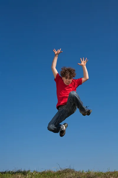 Jongen die buiten speelt — Stockfoto