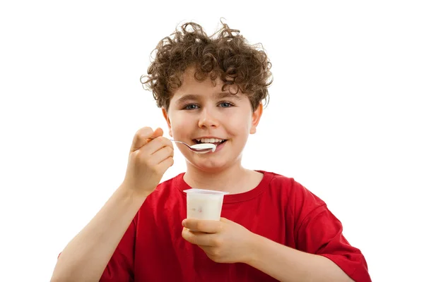 Junge isst Joghurt — Stockfoto