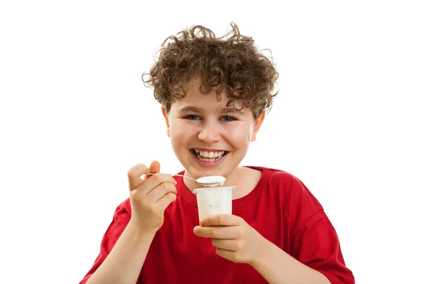 Menino comendo iogurte — Fotografia de Stock