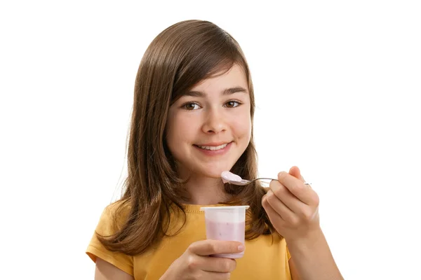 Κορίτσι τρώει γιαούρτι — Φωτογραφία Αρχείου