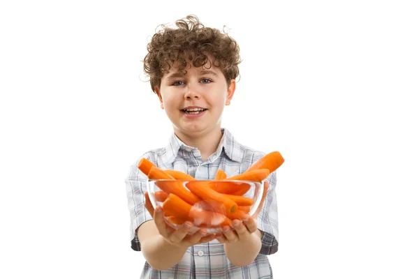 Menino comendo cenouras frescas — Fotografia de Stock