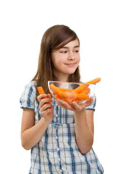 Chica comiendo zanahorias frescas — Foto de Stock