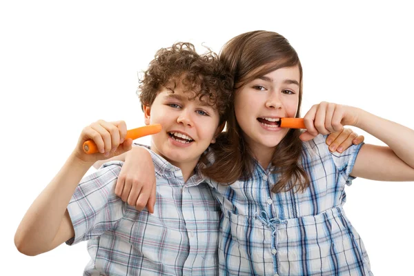 Crianças comendo cenouras frescas — Fotografia de Stock