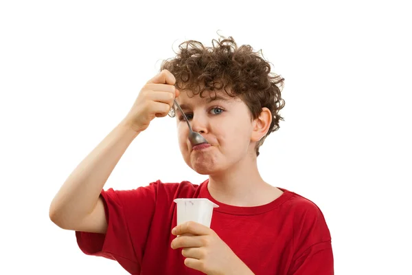 Jongen eten yoghurt — Stockfoto