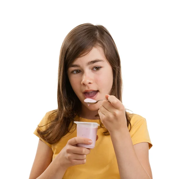 Девочка ест йогурт — стоковое фото