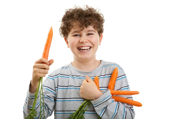 Niño sosteniendo zanahorias frescas — Foto de Stock