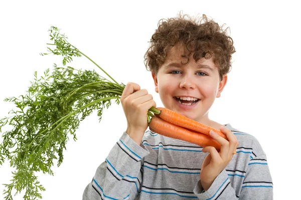 Мальчик держит свежую морковь — стоковое фото