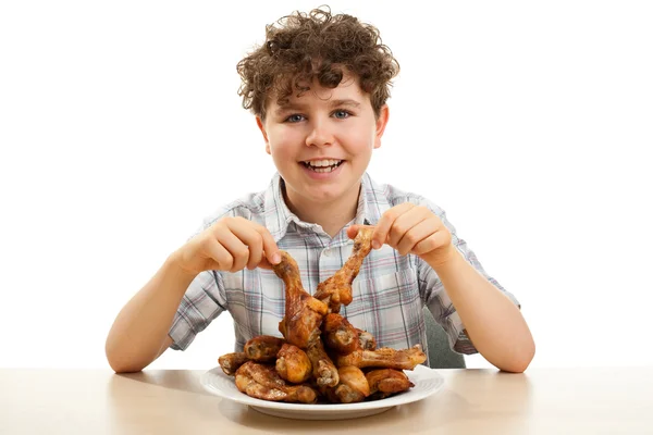 Junge isst Hühnertrommeln — Stockfoto