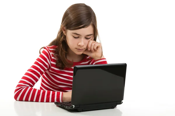 Ragazza utilizzando il computer portatile — Foto Stock