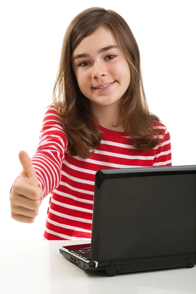 Chica joven usando ordenador portátil —  Fotos de Stock