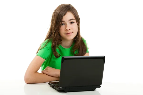 Κορίτσι που χρησιμοποιεί φορητό υπολογιστή — Φωτογραφία Αρχείου