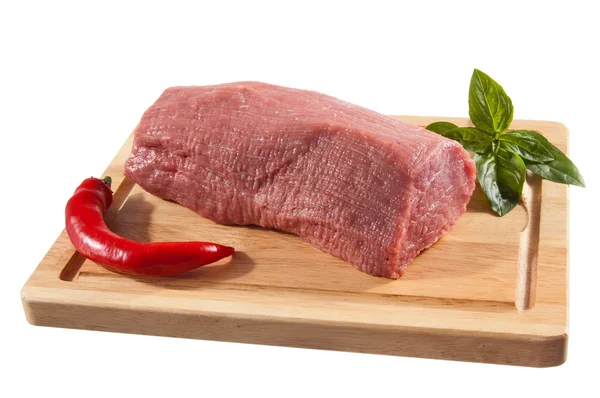 Carne cruda en tabla de cortar — Foto de Stock