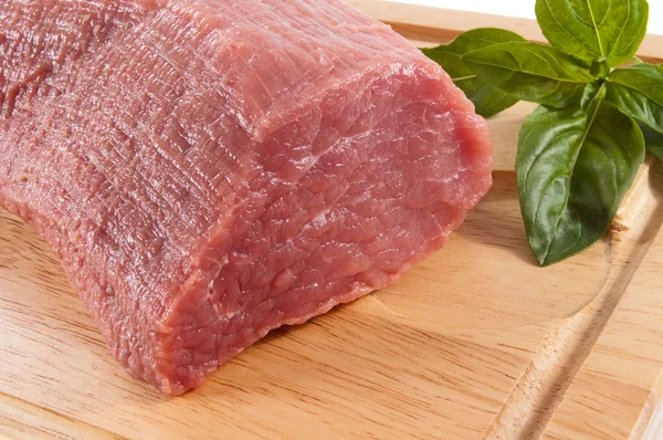 Raw beef on cutting board — Stock Photo, Image