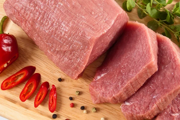 Rohes Rindfleisch auf Schneidebrett — Stockfoto