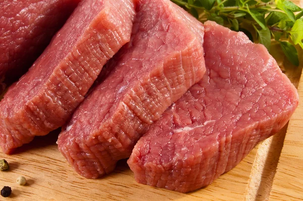 Raw beef on cutting board — Stock Photo, Image