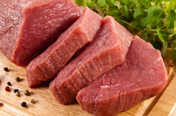 Rohes Rindfleisch auf Schneidebrett — Stockfoto