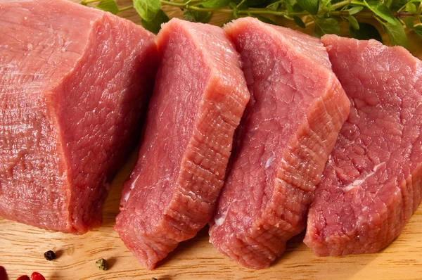 Rohes Rindfleisch auf Schneidebrett — Stockfoto