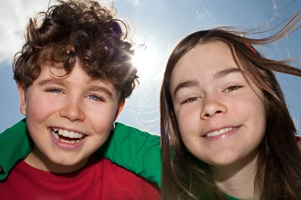 若い女の子と男の子の屋外 — ストック写真