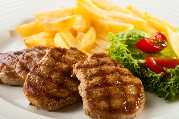 Gegrilde biefstuk, friet en groenten — Stockfoto
