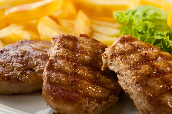 Steak grillé, frites et légumes — Photo