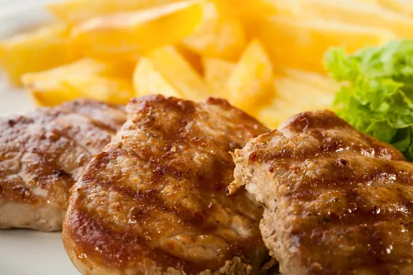 Grilled steak, French fries and vegetables — Stock Photo, Image