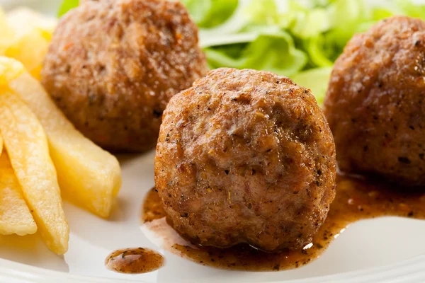 Roasted meatballs, chips and vegetables — Stock Photo, Image