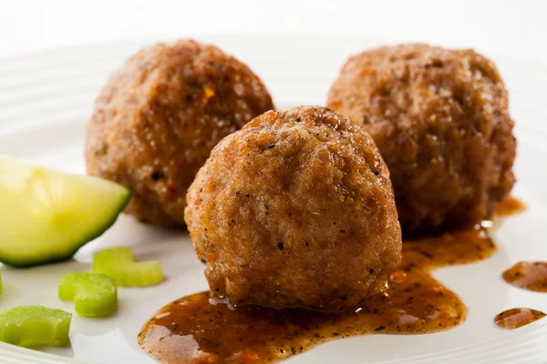 Rostad köttbullar, chips och grönsaker — Stockfoto