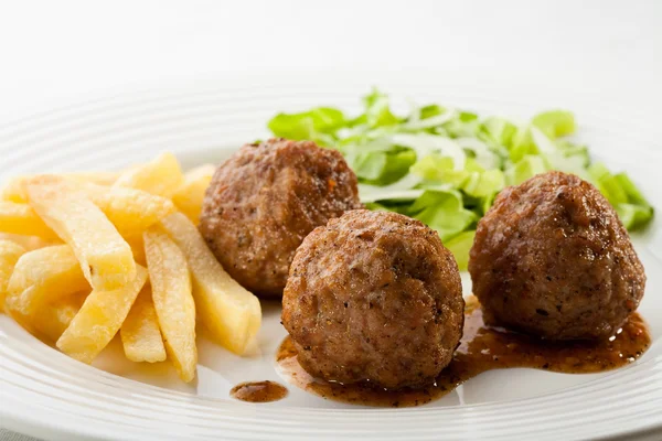 Roasted meatballs, chips and vegetables — Stock Photo, Image