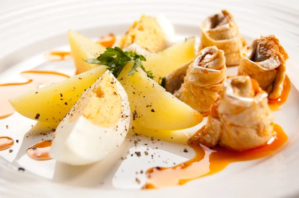 Filetes, huevos y patatas de arenque marinado —  Fotos de Stock