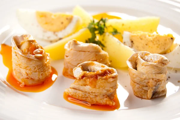 Filetes de arenque marinados, ovos e batatas — Fotografia de Stock