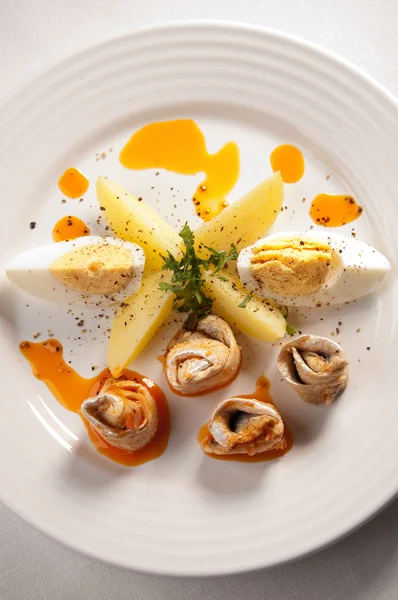Filetes de arenque marinados, ovos e batatas — Fotografia de Stock