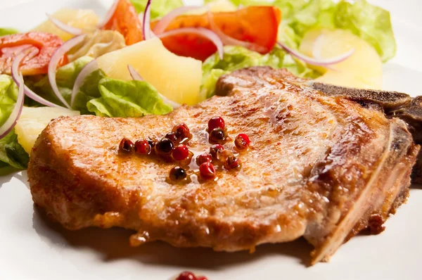 Gegrilde steaks, gebakken aardappelen en groentesalade — Stockfoto