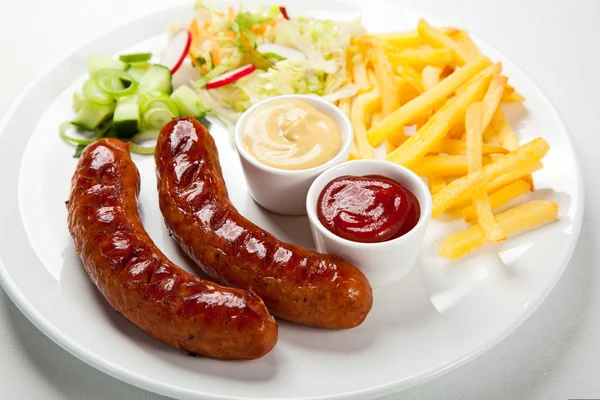 Embutidos a la parrilla con patatas fritas y verduras — Foto de Stock