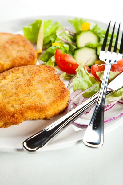 Gebratenes Schweinefleisch und Gemüsesalat — Stockfoto