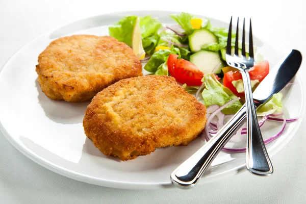 Ensalada de chuletas fritas de cerdo y verduras — Foto de Stock