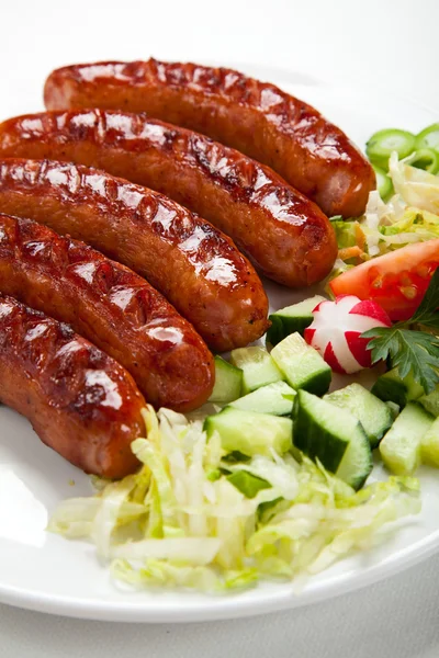 Embutidos a la parrilla con patatas fritas y verduras —  Fotos de Stock