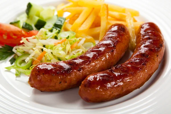 Grillwürste mit Pommes und Gemüse — Stockfoto