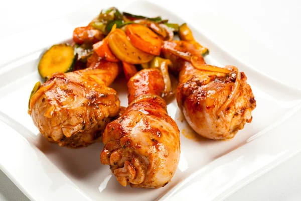 Roasted chicken drumsticks and vegetables — Stock Photo, Image
