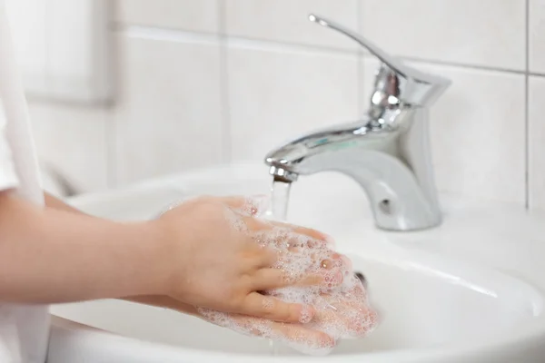 Kid washing hands — Stock Photo, Image