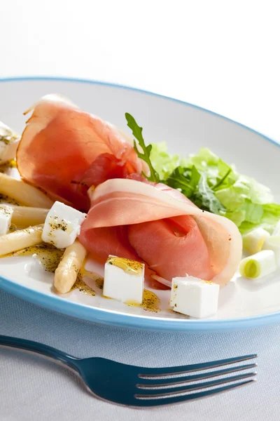 Szalonnát sajttal és zöldségekkel — Stock Fotó