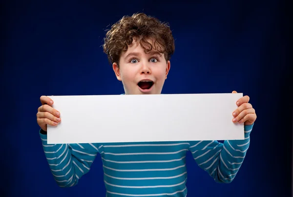 Niño con tablero en blanco — Foto de Stock