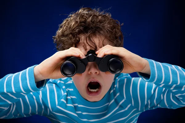 Boy looking through binocular — Stock Photo, Image
