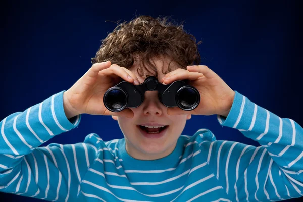 Chico mirando a través de binocular — Foto de Stock