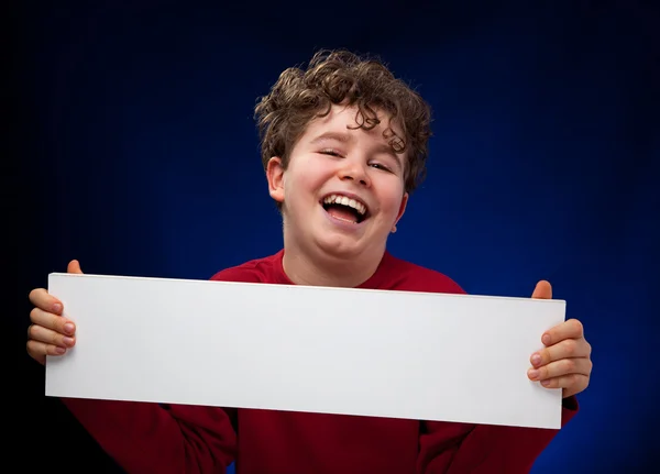 Niño sosteniendo tablero en blanco — Foto de Stock