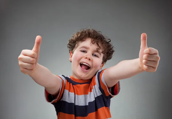 Ragazzo con i pollici in su — Foto Stock