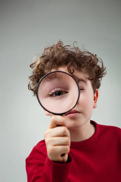 Boy použití lupy — Stock fotografie