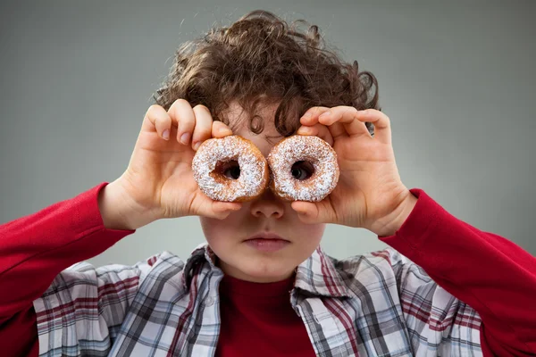 Junge isst süßen Donut — Stockfoto