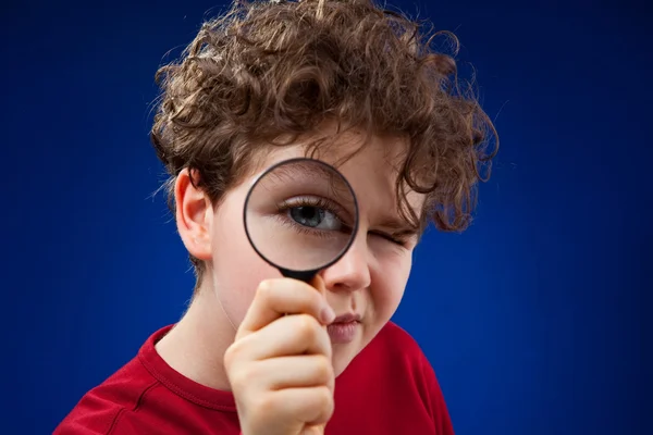 Ragazzo con lente d'ingrandimento — Foto Stock