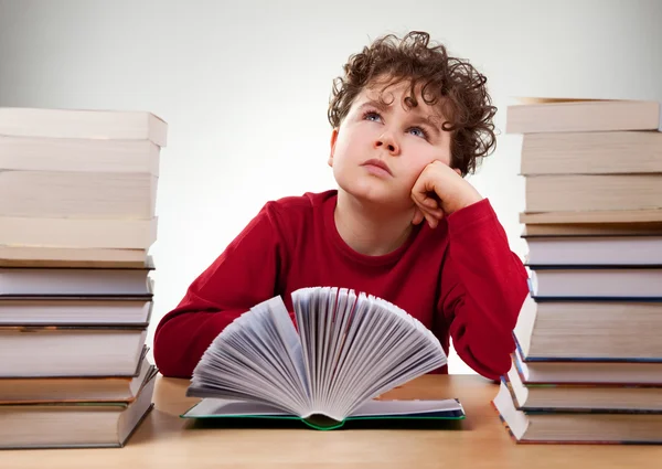 Curly boy aprendendo em casa — Fotografia de Stock